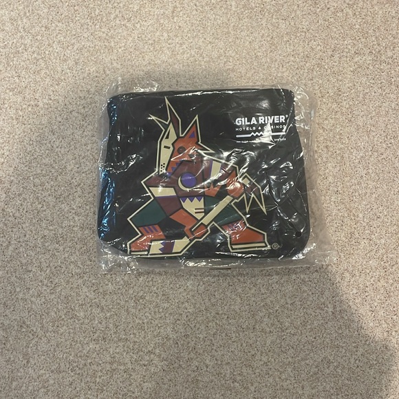 Coyotes crossbody or fanny pack. - Picture 2 of 2